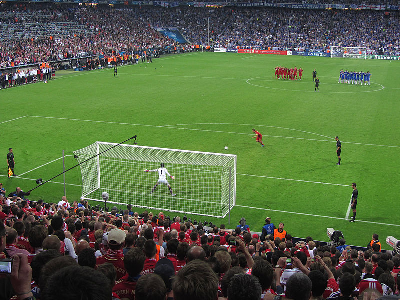 800px-Penalty_kick_Lahm_Cech_Champions_League_Final_2012