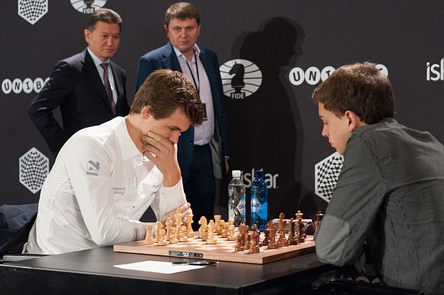 Carlsen fullt fokusert under VM i hurtig- og lynsjakk i 2015. 