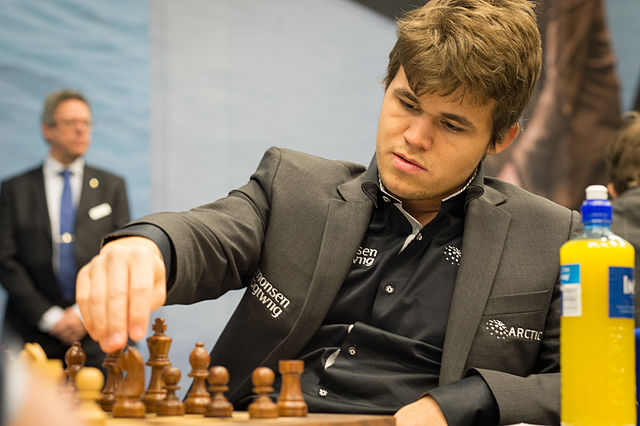 Magnus Carlsen i ferd med å gjøre et trekk under Tata Steel Chess i 2013.